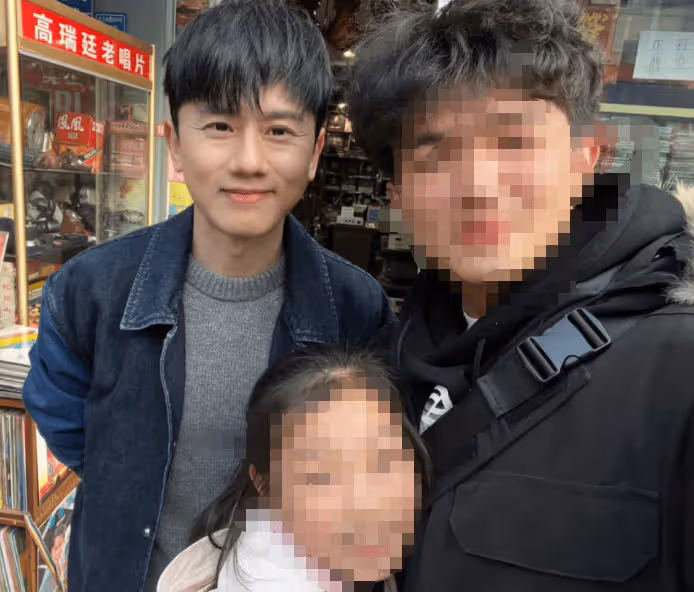 張傑現身成都街頭被偶遇,與路人打招呼毫無架子,打扮低調太親和