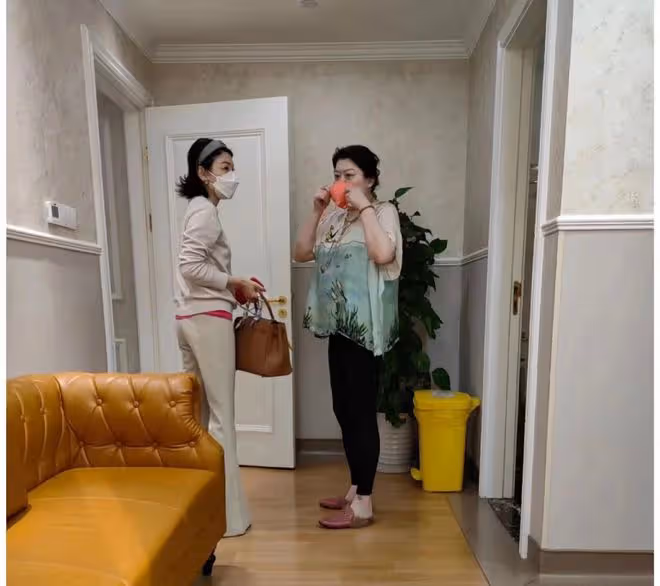 向華強神秘長女露面,奢華打扮氣場強大,舉手投足神似繼母向太