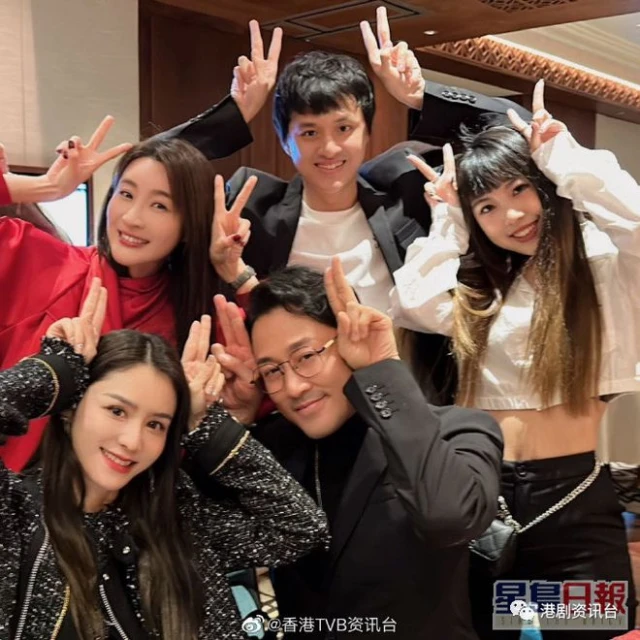 林峰抱女游主題樂園老婆爭坐BB車!張馨月曬巨型鑽戒大到網民狂問幾卡