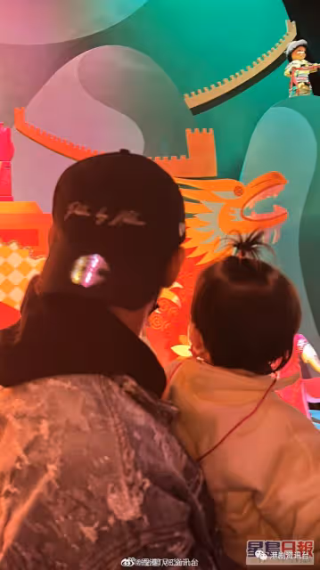 林峰抱女游主題樂園老婆爭坐BB車!張馨月曬巨型鑽戒大到網民狂問幾卡