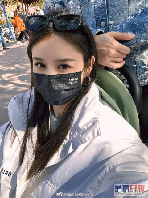 林峰抱女游主題樂園老婆爭坐BB車!張馨月曬巨型鑽戒大到網民狂問幾卡