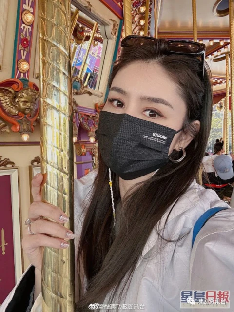 林峰抱女游主題樂園老婆爭坐BB車!張馨月曬巨型鑽戒大到網民狂問幾卡