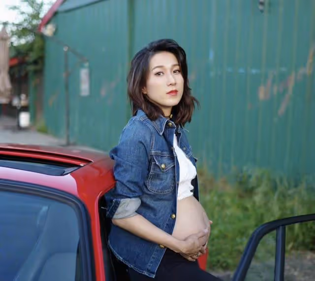 TVB前知名女星首曬三胎正面照！眼睛大像洋娃娃，正式宣布封肚
