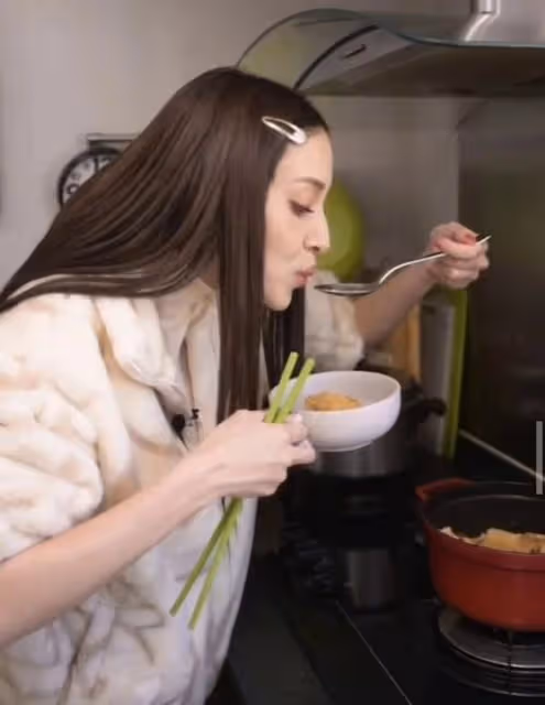爭議不斷!TVB視帝太太三胎坐月期間仍親自下廚,手背更淤青明顯