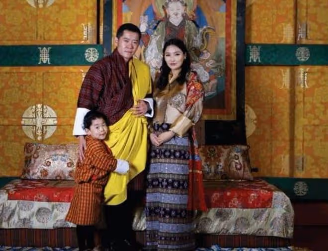 取代表姐嫁給不丹國王,結婚11年照顧4位太后,佩瑪王后過得如何