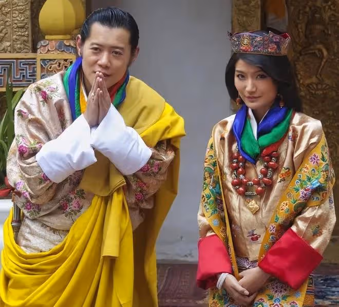 取代表姐嫁給不丹國王,結婚11年照顧4位太后,佩瑪王后過得如何