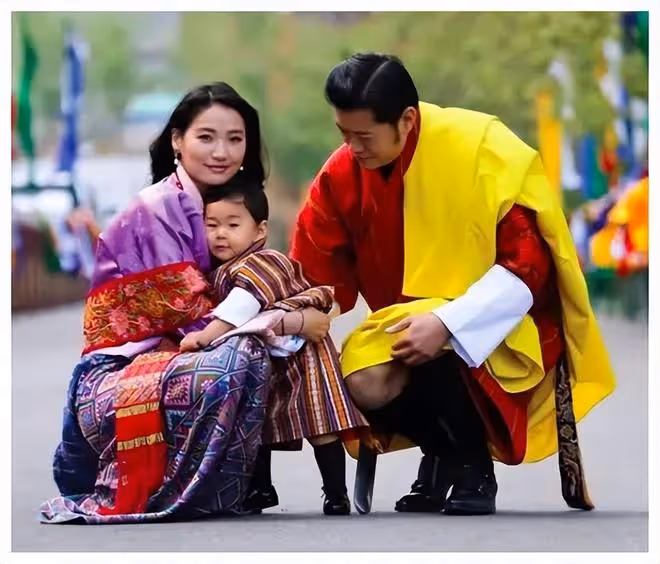 取代表姐嫁給不丹國王,結婚11年照顧4位太后,佩瑪王后過得如何