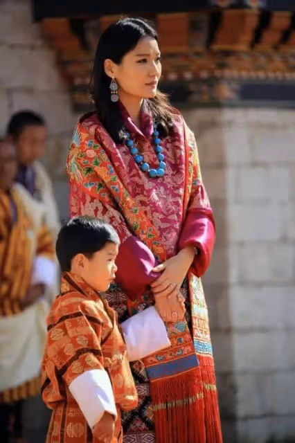 取代表姐嫁給不丹國王,結婚11年照顧4位太后,佩瑪王后過得如何