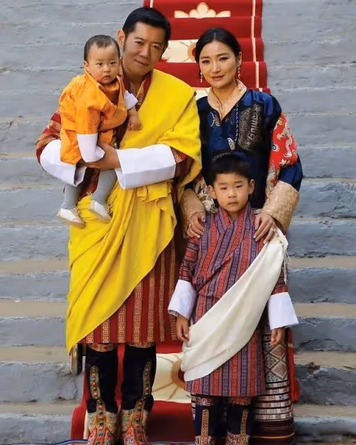 取代表姐嫁給不丹國王,結婚11年照顧4位太后,佩瑪王后過得如何
