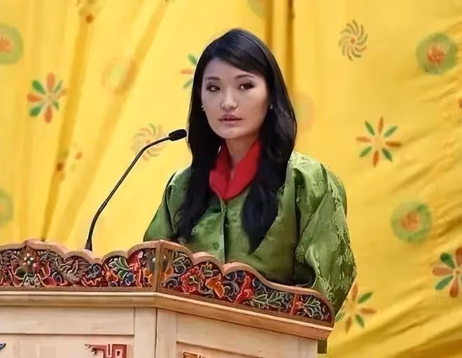 取代表姐嫁給不丹國王,結婚11年照顧4位太后,佩瑪王后過得如何