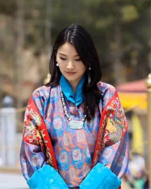 取代表姐嫁給不丹國王,結婚11年照顧4位太后,佩瑪王后過得如何