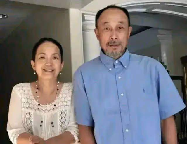 孫海英呂麗萍夫婦回國過年,不當言論再被提,網友直呼還敢回來