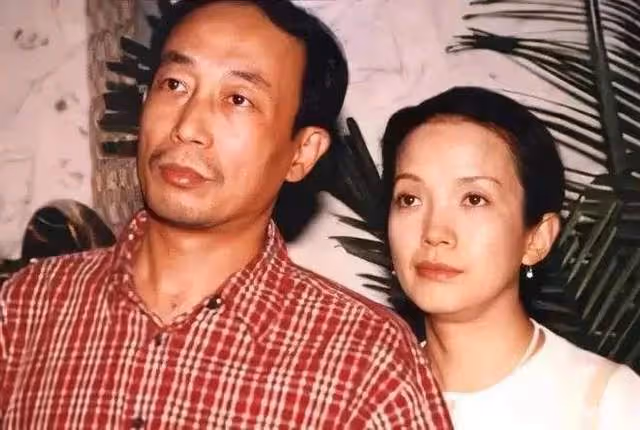 孫海英呂麗萍夫婦回國過年,不當言論再被提,網友直呼還敢回來