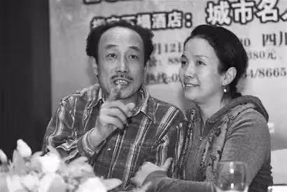 孫海英呂麗萍夫婦回國過年,不當言論再被提,網友直呼還敢回來