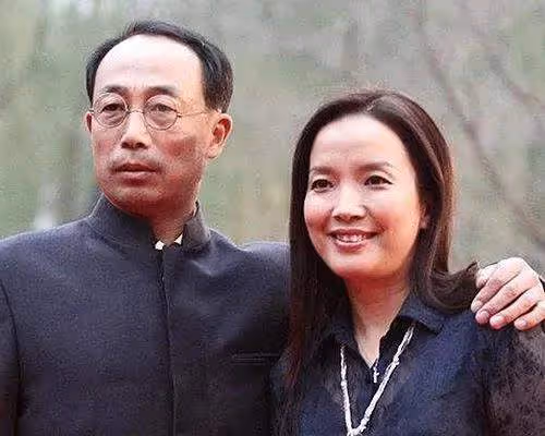 孫海英呂麗萍夫婦回國過年,不當言論再被提,網友直呼還敢回來
