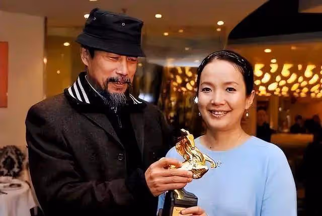 孫海英呂麗萍夫婦回國過年,不當言論再被提,網友直呼還敢回來