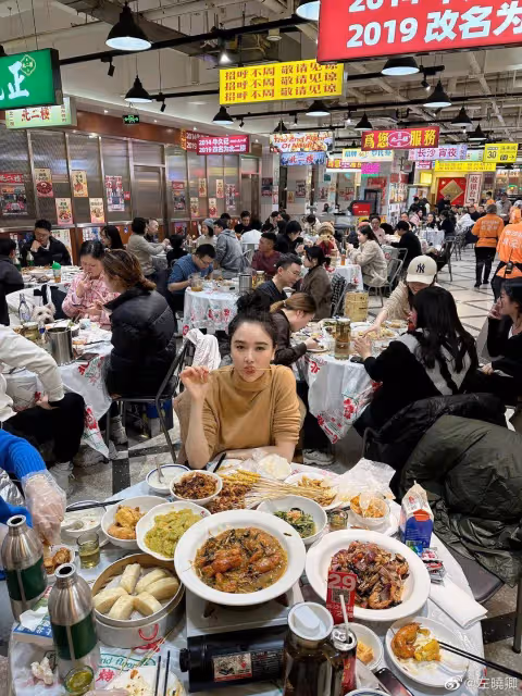 好尷尬!左小青回山東老家擼串不戴口罩沒被認出來,分明是過氣了