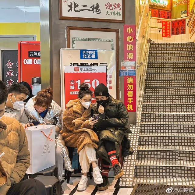 好尷尬!左小青回山東老家擼串不戴口罩沒被認出來,分明是過氣了