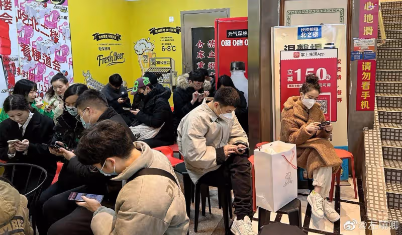 好尷尬!左小青回山東老家擼串不戴口罩沒被認出來,分明是過氣了