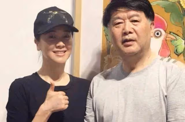 好尷尬!左小青回山東老家擼串不戴口罩沒被認出來,分明是過氣了