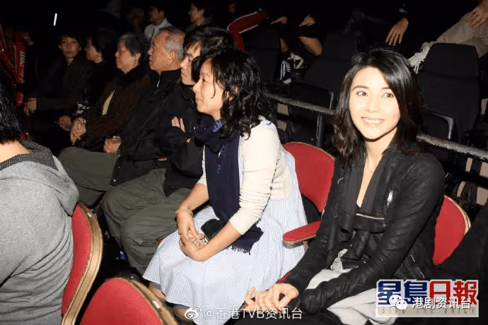 蒙嘉慧曬夫妻合照賀結婚10周年!與鄭伊健日本街頭蹺手漫步露幸福甜笑