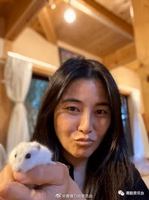 蒙嘉慧曬夫妻合照賀結婚10周年!與鄭伊健日本街頭蹺手漫步露幸福甜笑