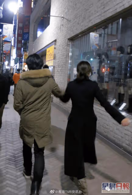 蒙嘉慧曬夫妻合照賀結婚10周年!與鄭伊健日本街頭蹺手漫步露幸福甜笑
