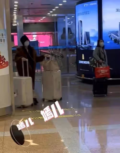 李亞鵬頻繁曬小女兒,不顧王菲和李嫣的感受,但王菲說與我無關