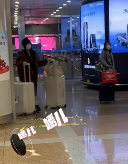 李亞鵬頻繁曬小女兒,不顧王菲和李嫣的感受,但王菲說與我無關