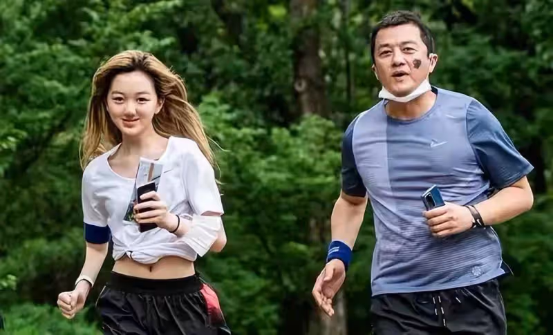 李亞鵬頻繁曬小女兒,不顧王菲和李嫣的感受,但王菲說與我無關