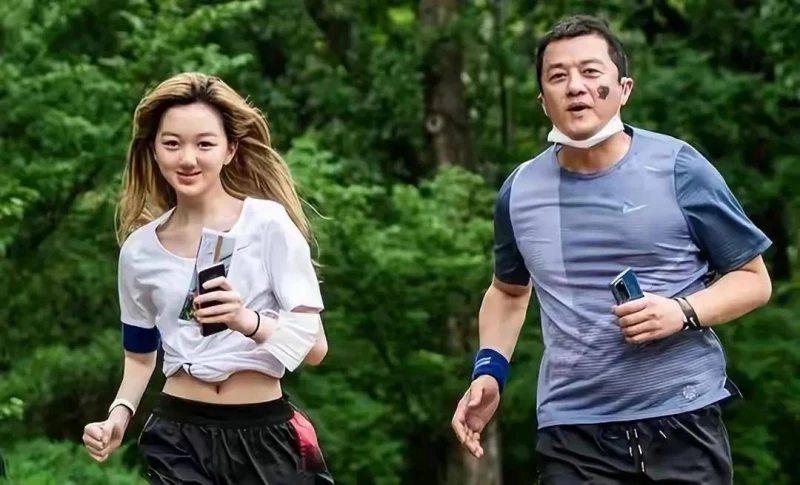 李亞鵬頻繁曬小女兒,不顧王菲和李嫣的感受,但王菲說與我無關