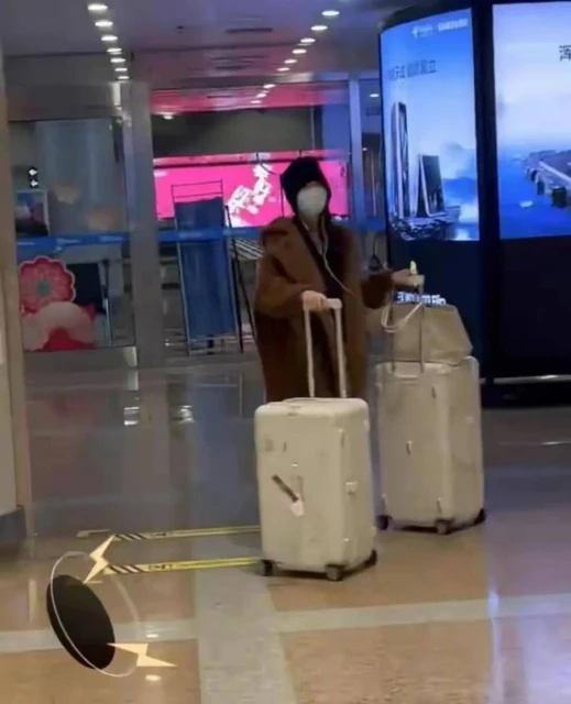 李亞鵬頻繁曬小女兒,不顧王菲和李嫣的感受,但王菲說與我無關
