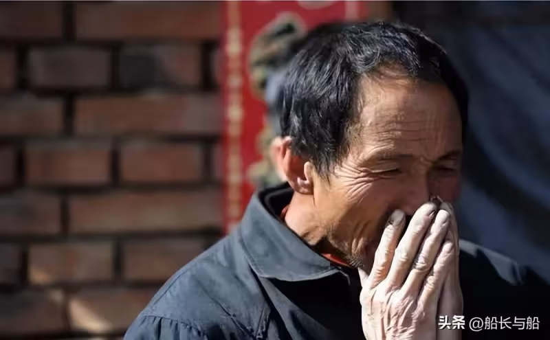 一個人吃年夜飯,73歲獨居父親哭訴:兒子連續7年在親家過年,我有苦難言