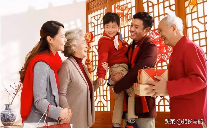 一個人吃年夜飯,73歲獨居父親哭訴:兒子連續7年在親家過年,我有苦難言