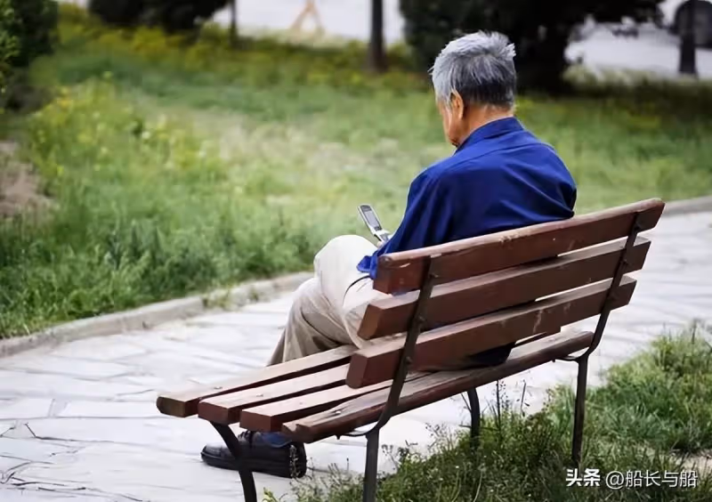 一個人吃年夜飯,73歲獨居父親哭訴:兒子連續7年在親家過年,我有苦難言