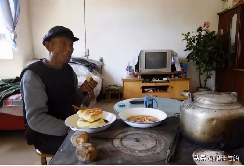 一個人吃年夜飯,73歲獨居父親哭訴:兒子連續7年在親家過年,我有苦難言