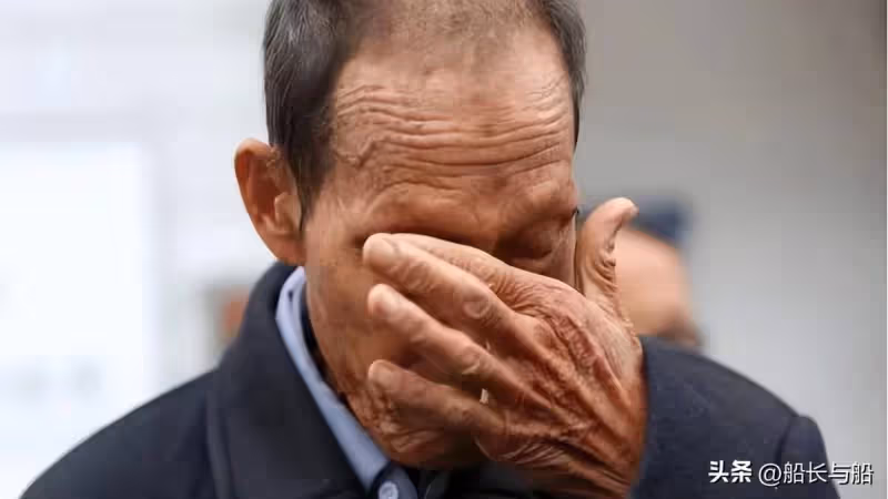 一個人吃年夜飯,73歲獨居父親哭訴:兒子連續7年在親家過年,我有苦難言