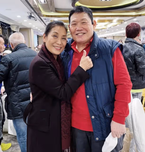 知名女星參加聚會,被外國男士親吻臉頰笑開懷,曾未婚生下女兒