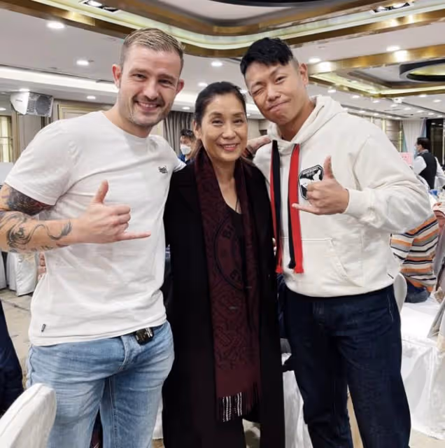 知名女星參加聚會,被外國男士親吻臉頰笑開懷,曾未婚生下女兒
