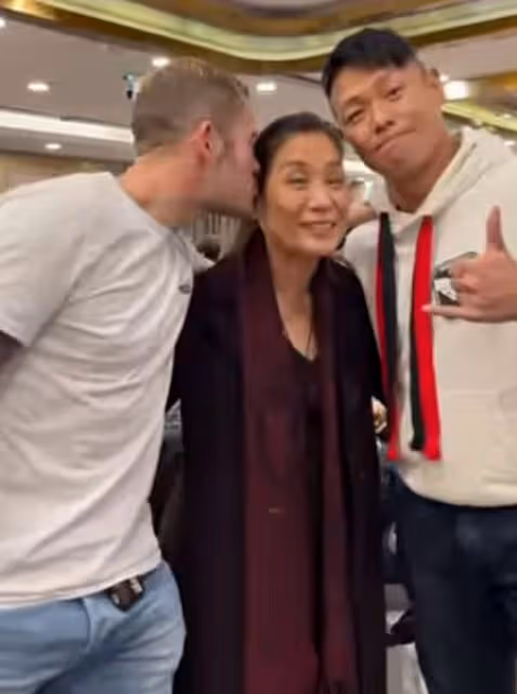 知名女星參加聚會,被外國男士親吻臉頰笑開懷,曾未婚生下女兒