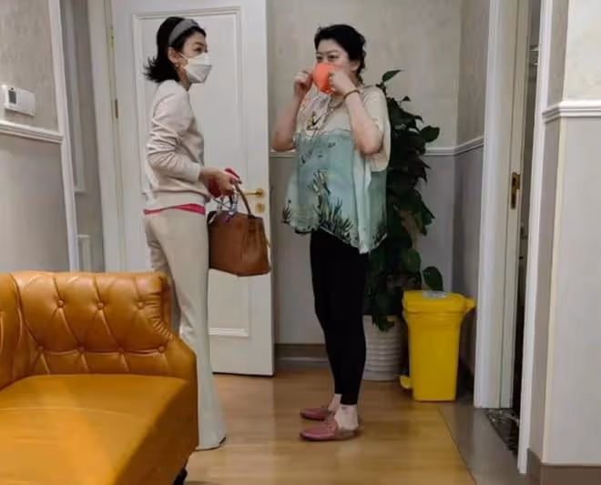向華強女兒現身上海醫院,大眼像親媽丁佩,已成珠寶女王至今未婚