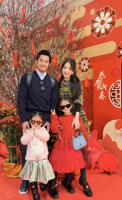 方媛春節曬全家福,57歲郭富城頭髮烏黑,倆女兒一個像爸一個像媽