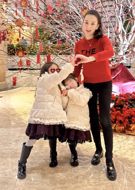 方媛春節曬全家福,57歲郭富城頭髮烏黑,倆女兒一個像爸一個像媽