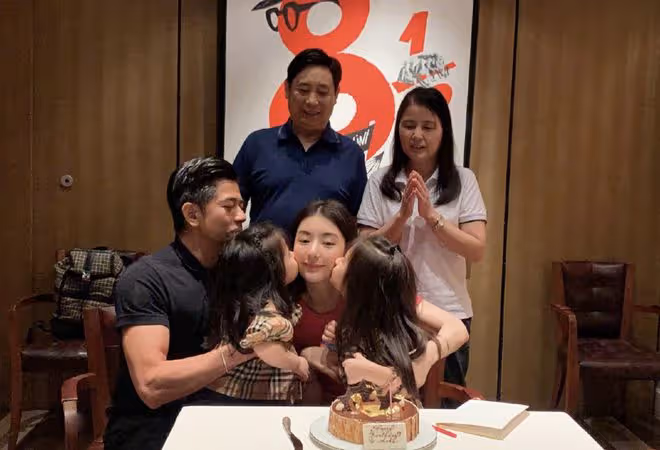 方媛春節曬全家福,57歲郭富城頭髮烏黑,倆女兒一個像爸一個像媽