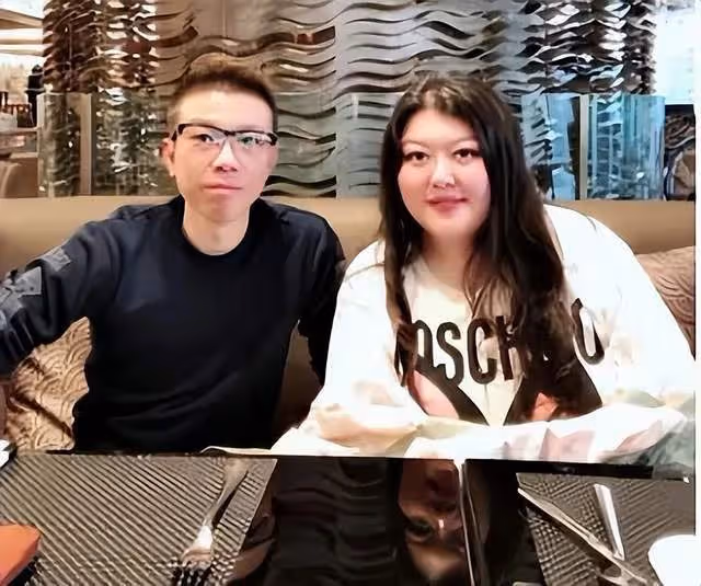 向佐異母姐姐露面,容貌身材神似向太,巨星李小龍死於她母親家中