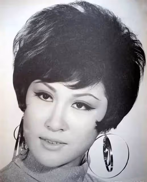 向佐異母姐姐露面,容貌身材神似向太,巨星李小龍死於她母親家中