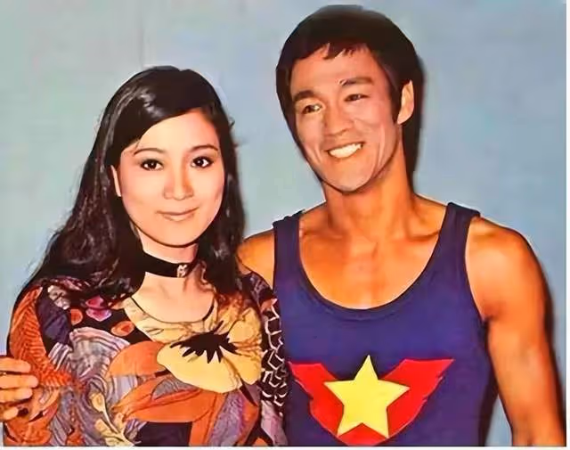向佐異母姐姐露面,容貌身材神似向太,巨星李小龍死於她母親家中
