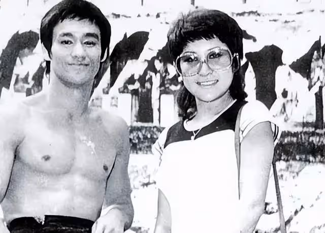 向佐異母姐姐露面,容貌身材神似向太,巨星李小龍死於她母親家中