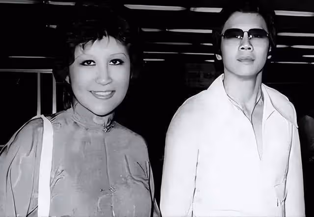 向佐異母姐姐露面,容貌身材神似向太,巨星李小龍死於她母親家中