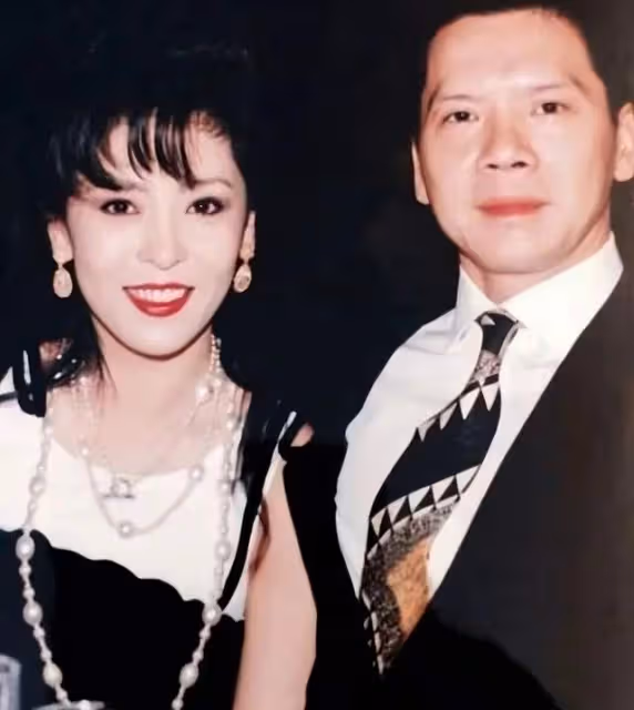 向佐異母姐姐露面,容貌身材神似向太,巨星李小龍死於她母親家中